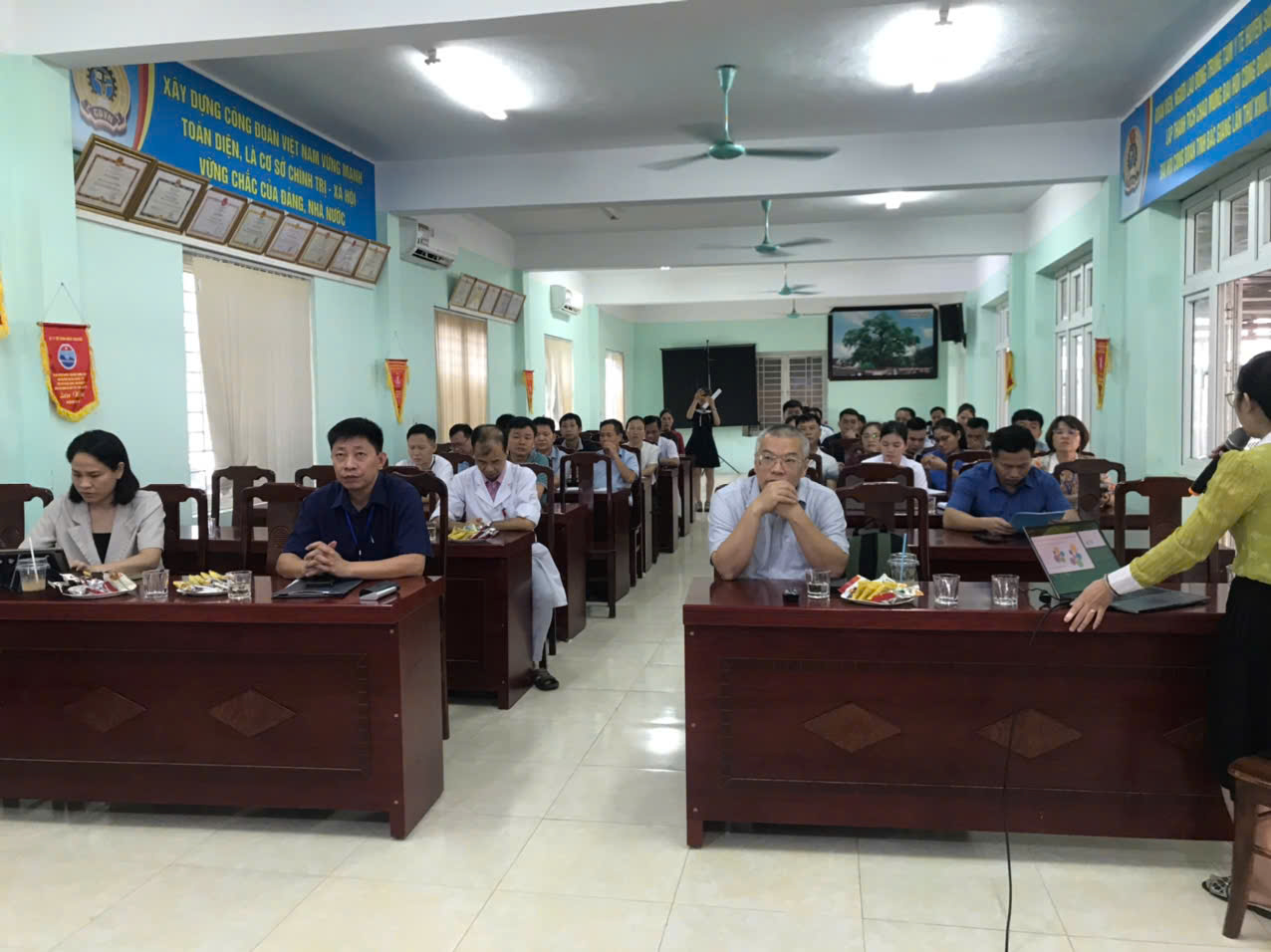 Hình ảnh buổi sinh hoạt khoa học: ngồi hàng đầu bên phải là PGS.TS.DS Nguyễn Hoàng Anh, bên trái là Dược sĩ Mai Thị Lan Anh, Quản lý khu vực phía Bắc và Hà Nội, Công ty TNHH Servier Việt Nam