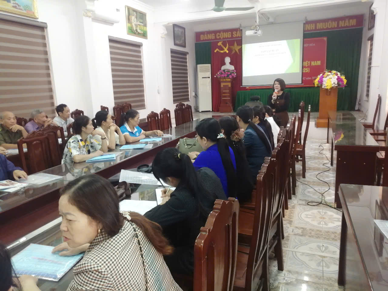 TẬP HUẤN CHĂM SÓC SỨC KHỎE TÂM THẦN CHO CÁN BỘ Y TẾ THÔN TẠI HUYỆN HIỆP HÒA