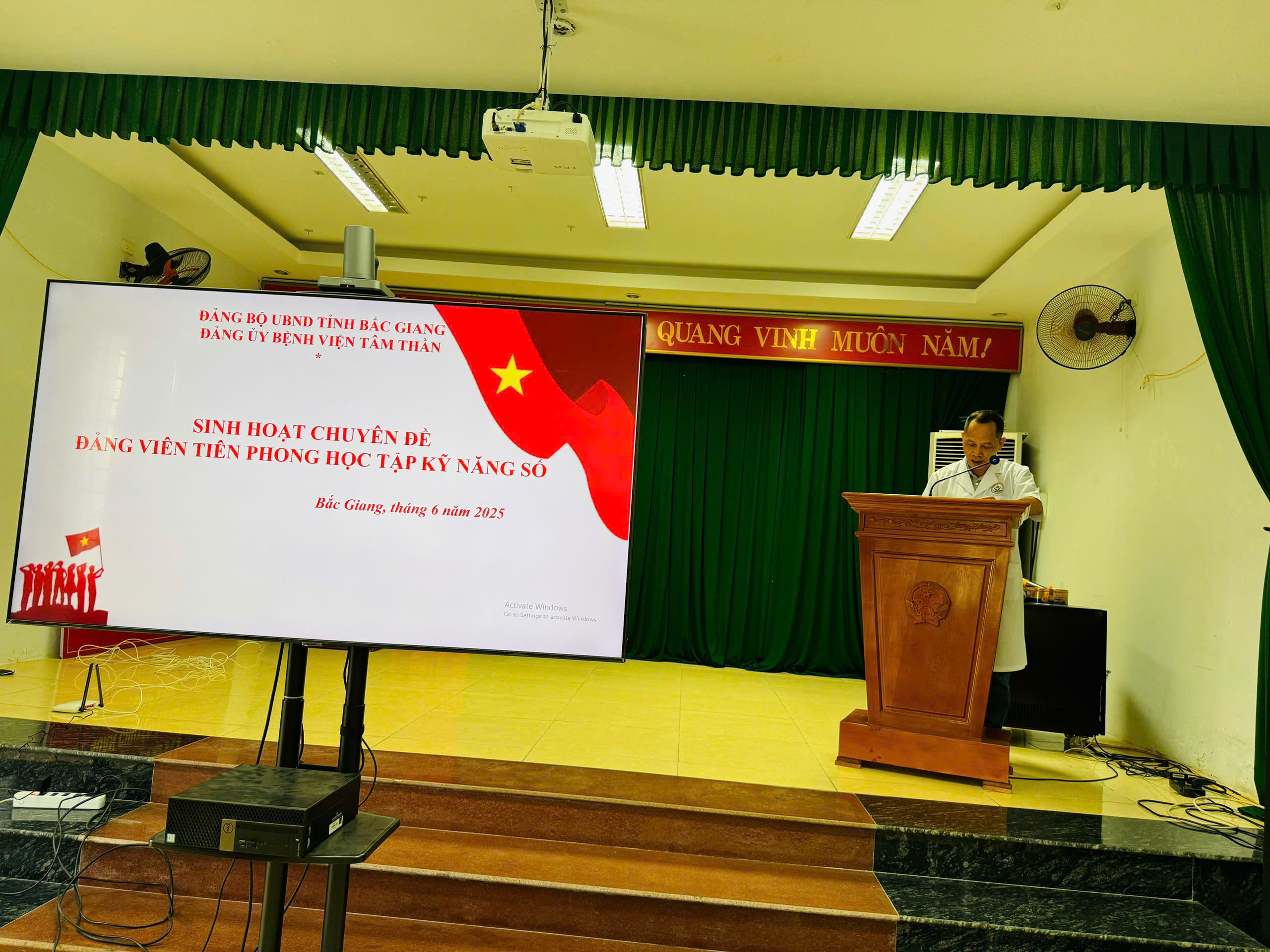 Sinh hoạt chuyên đề  “ĐẢNG VIÊN TIÊN PHONG HỌC TẬP KỸ NĂNG SỐ”