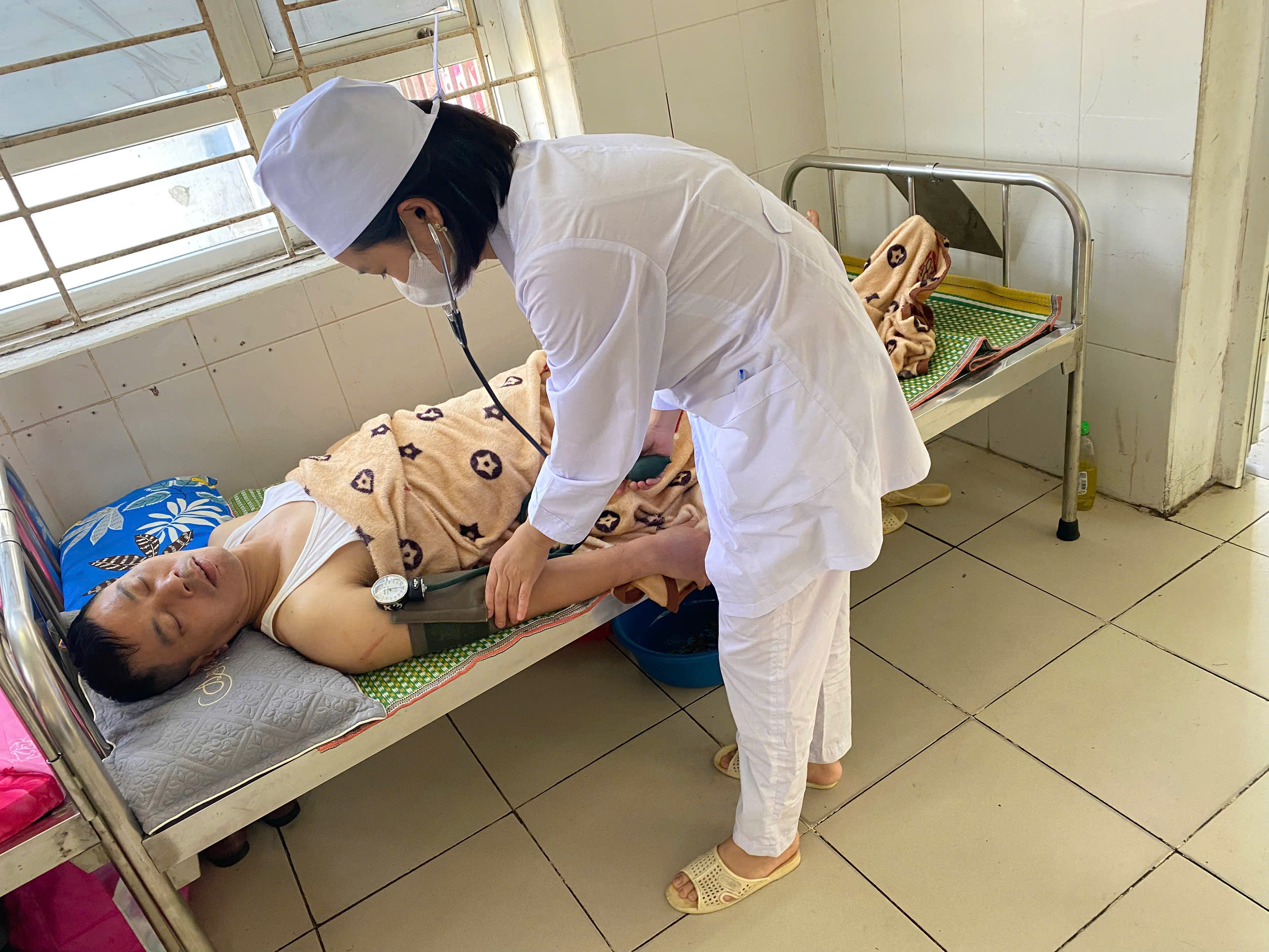 KÍP TRỰC KỊP THỜI CỨU SỐNG BỆNH NHÂN BỊ NGHẸN TRONG GIỜ ĂN SÁNG