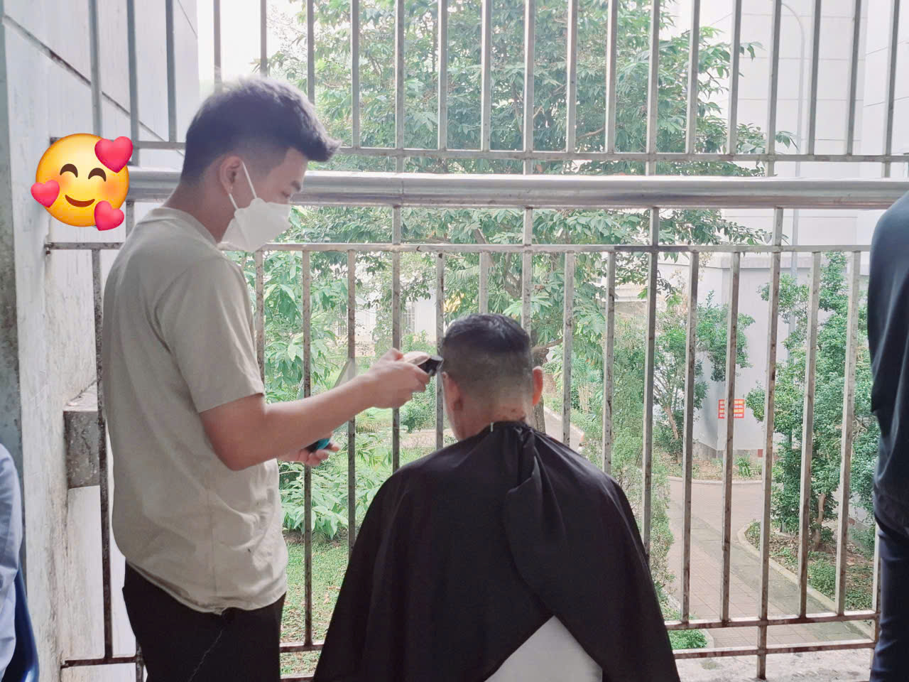 SALON TIẾN HUYỀN CẮT TÓC MIỄN PHÍ CHO BỆNH NHÂN NỘI TRÚ TẠI BỆNH VIỆN