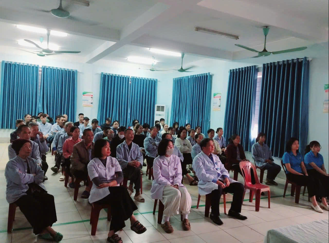 TỔ CHỨC CHIẾU PHIM MƯA ĐỎ PHỤC VỤ NGƯỜI BỆNH