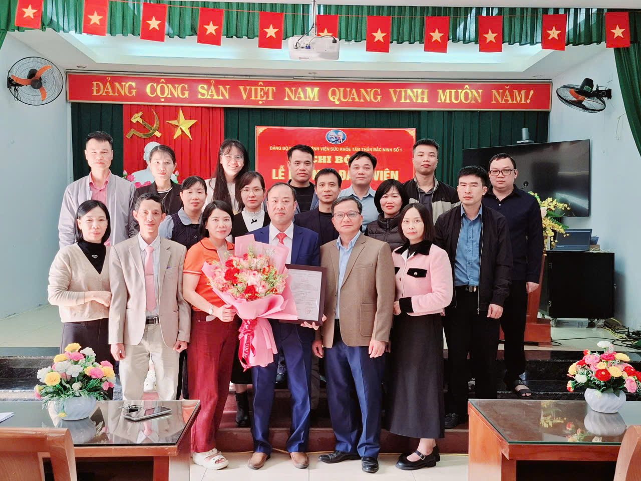 CHI BỘ 2 TỔ CHỨC LỄ KẾT NẠP ĐẢNG VIÊN