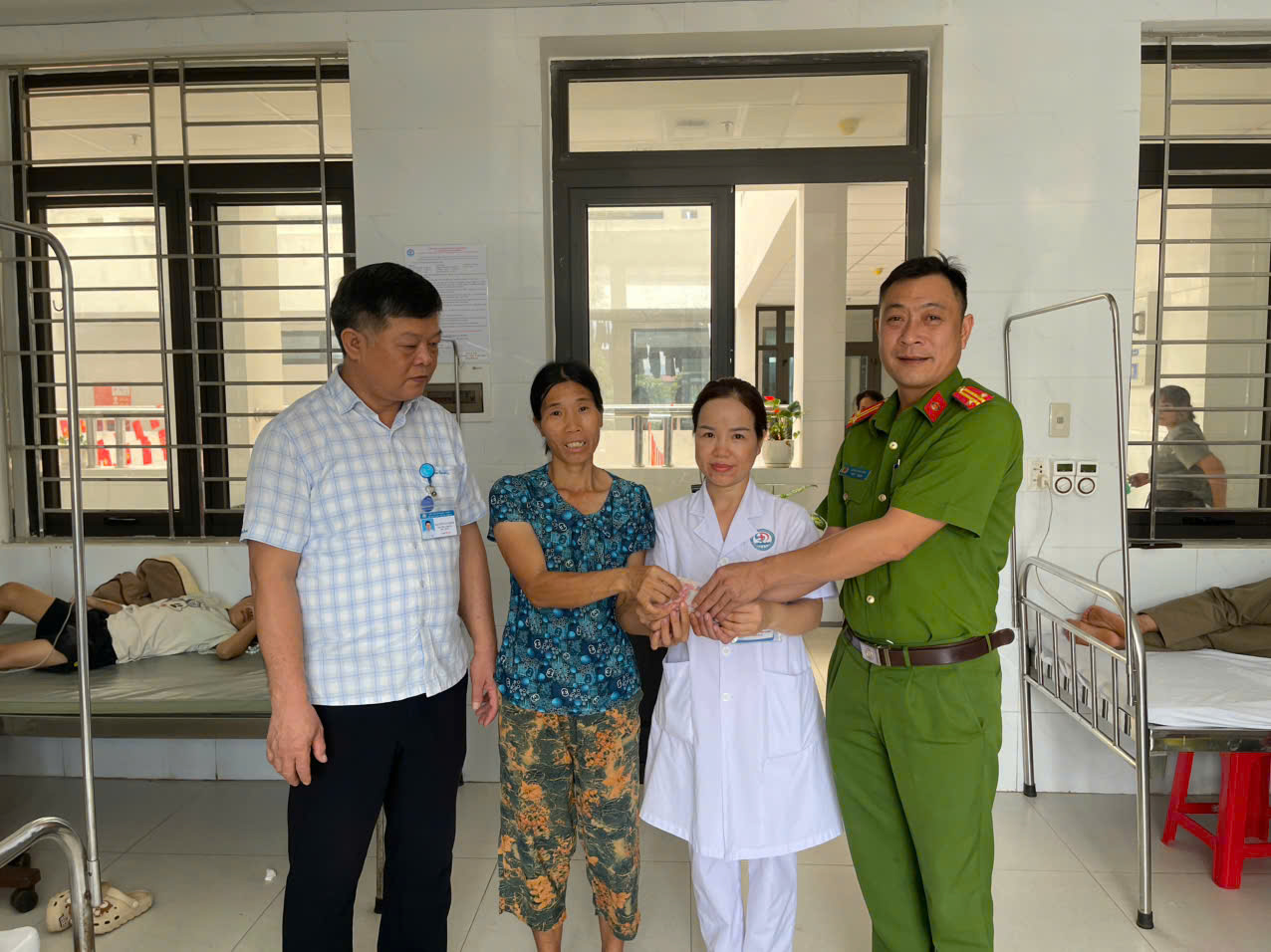 Một nghĩa cử cao đẹp của nữ nhân viên y tế!|https://bvsktamthanbacninh1.com/web/ttyt-huyen-son-dong/chi-tiet-tin-tuc/-/asset_publisher/M0UUAFstbTMq/content/mot-nghia-cu-cao-ep-cua-nu-nhan-vien-y-te-